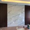 Vách ốp lam sóng kết hợp pvc phòng khách