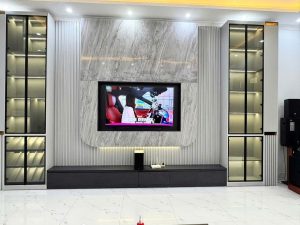 Vách tivi kết hợp tủ trang trí cánh kính hiện đại